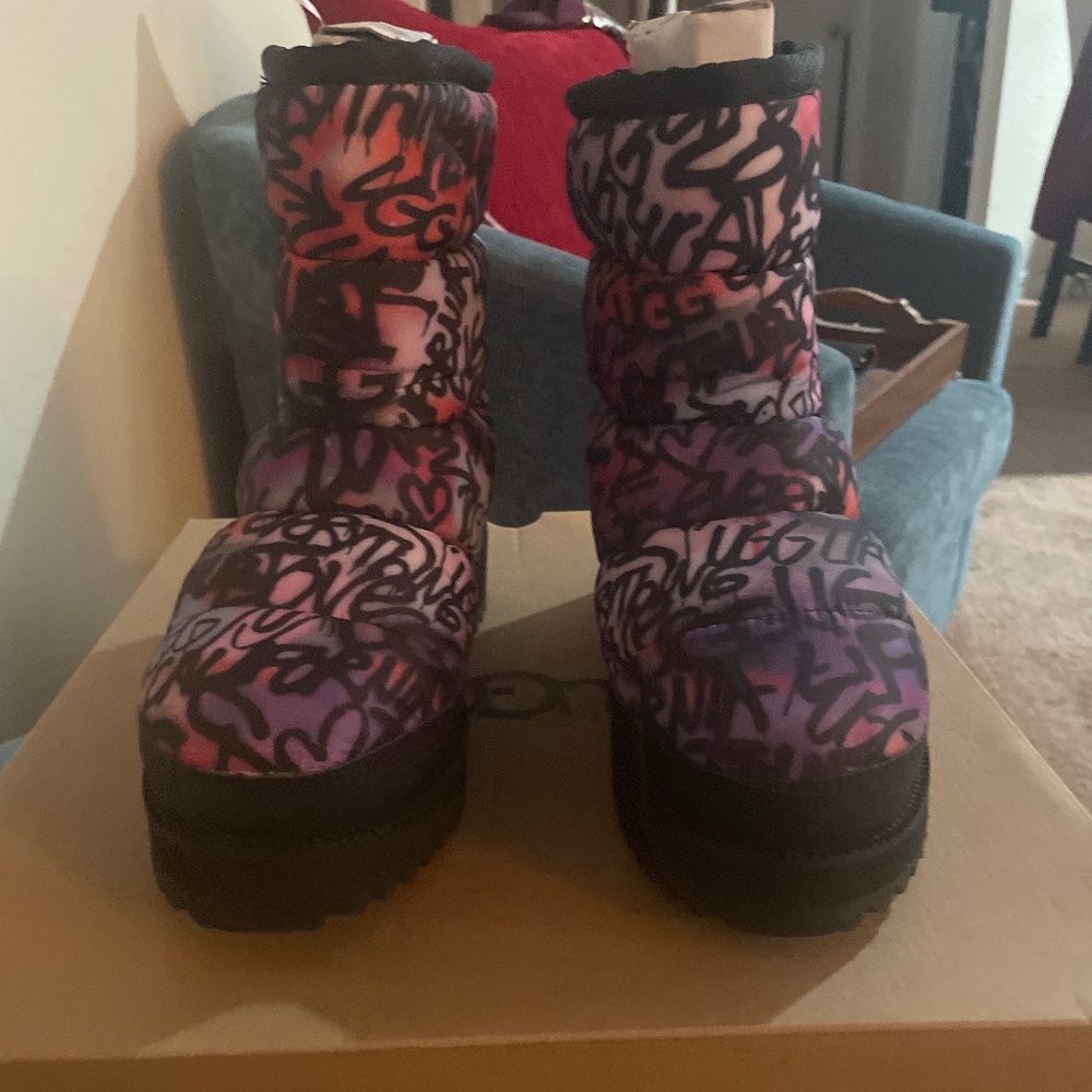 Women’s UGG Ridge Graffiti Pop SZ 7